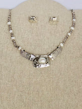 Cargar imagen en el visor de la galería, Gargantilla martillada de plata y perla
