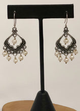 Cargar imagen en el visor de la galería, Aretes barrocos con perlas naturales
