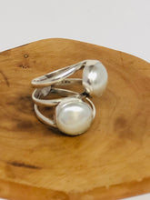 Cargar imagen en el visor de la galería, Anillo de plata ajustable con doble perla
