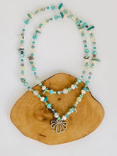 Cargar imagen en el visor de la galería, Shell con turquesas y perlas
