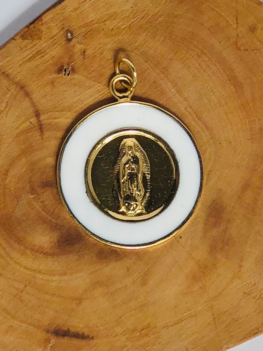 Medalla de la Virgen esmalte blanco