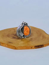 Cargar imagen en el visor de la galería, Pluma y coral estilo navajo
