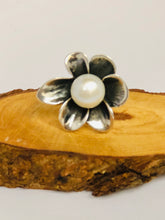 Cargar imagen en el visor de la galería, Anillo flor pavonada con perla
