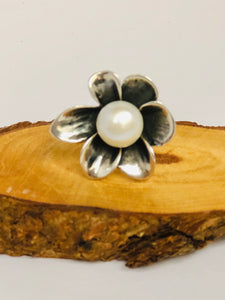 Anillo flor pavonada con perla